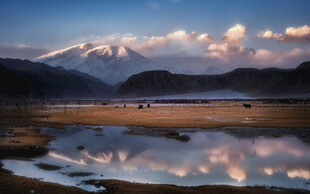 湖畔雪山美景倒映