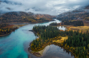 山间蓝河与葱郁森林美景