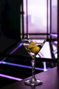 酒吧中的精致马天尼酒杯