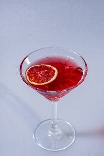 红色鸡尾酒配橙片装饰
