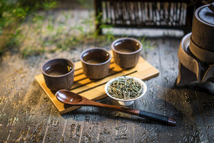 中式茶具摆放在古朴户外