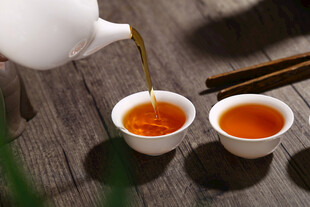 白壶斟茶入双杯