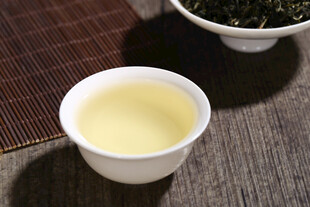 清香绿茶杯中淡雅茶饮