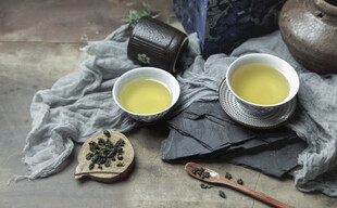 中式茶具与两杯香茗