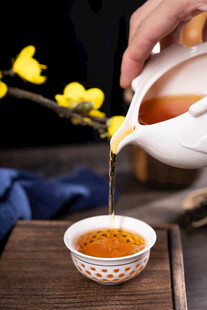 手冲热茶赏枝头黄蕊