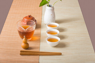 中式茶席茶具与热茶展示
