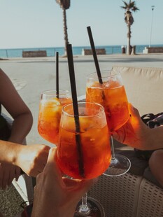 海边畅饮色彩缤纷鸡尾酒
