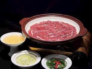鲜嫩牛肉火锅食材展示