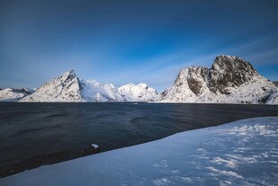 冰雪覆盖的壮丽山景