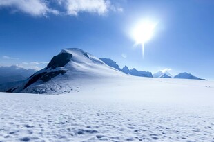 雪山之巅的耀眼阳光