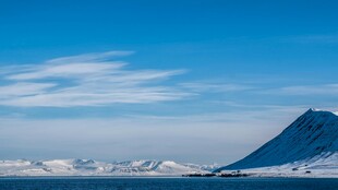 雪山蓝天壮丽自然景观