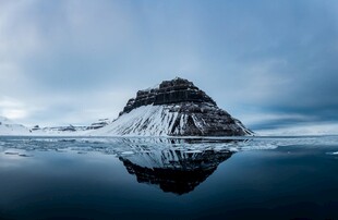 孤峰映于冰雪湖面