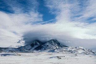 雪山云海壮丽自然景观