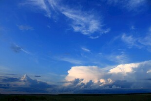 蓝天云海风景图