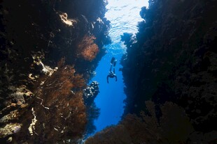 峡谷中的蓝色深邃水域