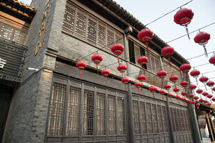 古街红灯笼装点的古朴建筑