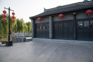 中式古建门前的红灯笼