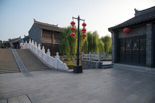 古街中式建筑与红灯笼