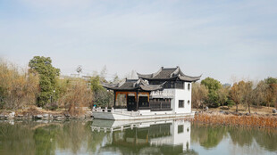湖畔中式建筑宁静景致