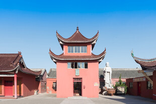 中式古建门楼古韵十足