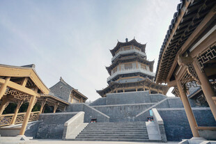 古建塔楼与周边中式建筑