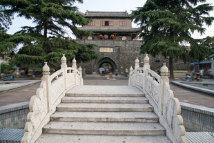 古桥通向中式古建筑