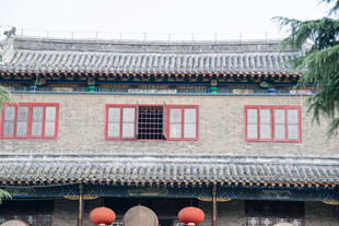 中式古建筑红窗灰瓦