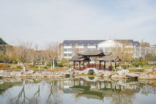 中式园林湖畔景致