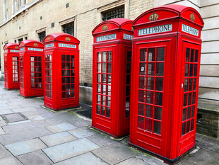 伦敦街头的红色电话亭