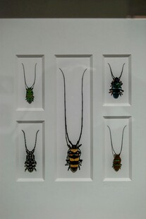 多样昆虫造型项链展示