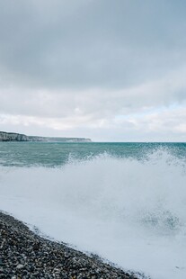 海浪拍打黑色砾石海岸
