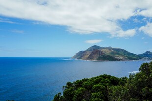 碧海蓝天中的山峦美景