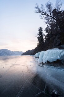 冬日冰封湖面的静谧美景