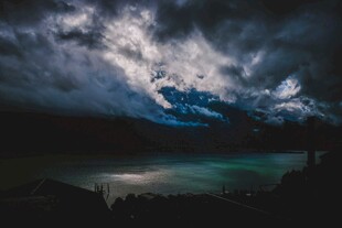 暗夜下的湖光山色