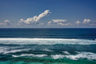 碧海蓝天海浪壮阔美景