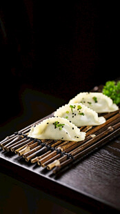 烤架上的美味煎饺