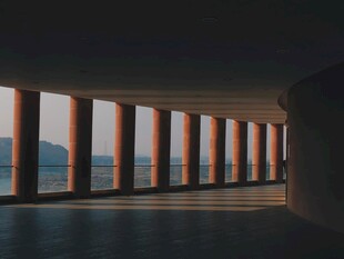 黄昏下的柱廊空间美景