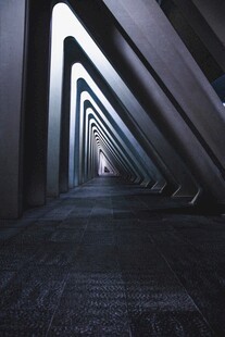 未来感的几何隧道空间
