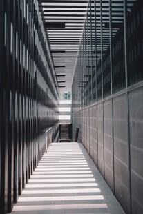 现代建筑中的狭长光影通道