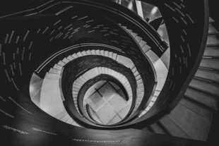 黑白螺旋楼梯独特视角