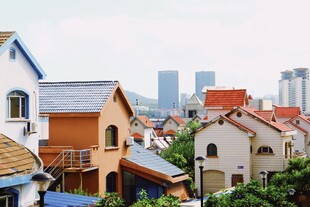 多彩民居与远处高楼景观