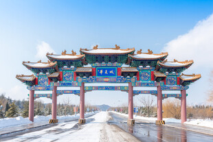 雪覆中式牌坊古韵悠然