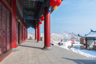 古建长廊挂红灯雪景