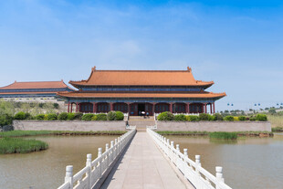 中式古建桥畔风光