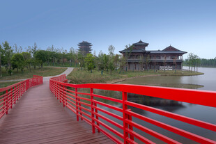 湖畔红桥与古典楼阁景观