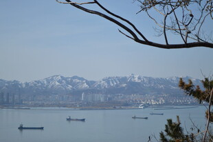 湖畔远景船只与山峦相映