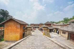 古朴村落石板路民居景观