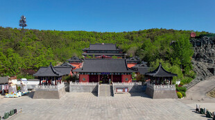 古雅寺庙坐落青山之下