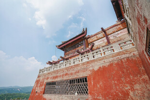 古老红墙建筑古韵悠悠
