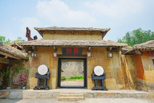 古朴中式建筑门前大鼓